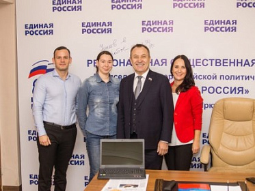 Николай Труфанов вручил ноутбук будущему учителю из Киренска
